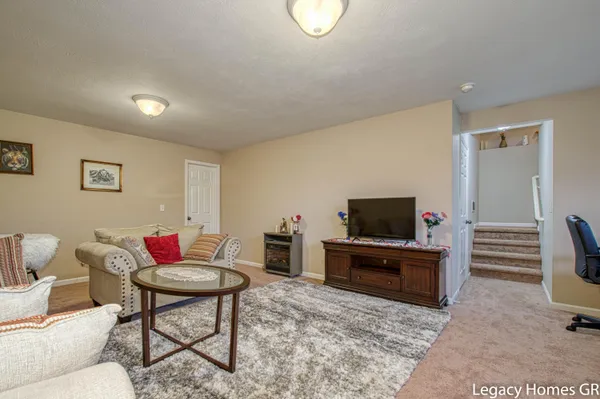 $350,000 | 5868 Kiverton Ridge Drive Southeast, Kentwood, MI 49508