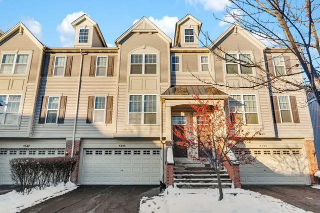 $2,700 | 3345 Kentshire Circle, Aurora, IL 60504