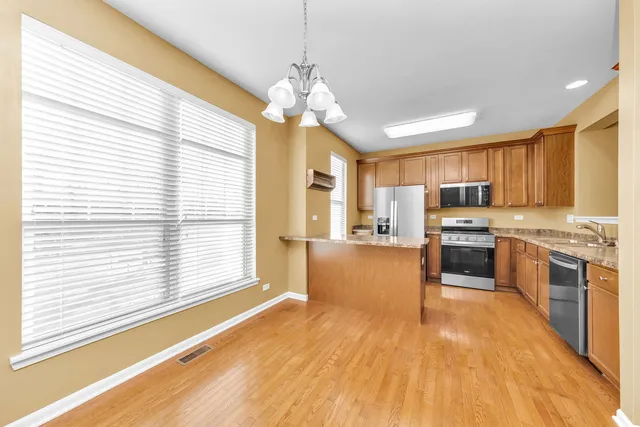 $2,700 | 3345 Kentshire Circle, Aurora, IL 60504