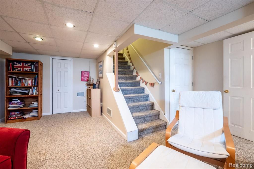 695 Lake Forest Road Rochester Hills, MI 48309 - Photo 39 of 47