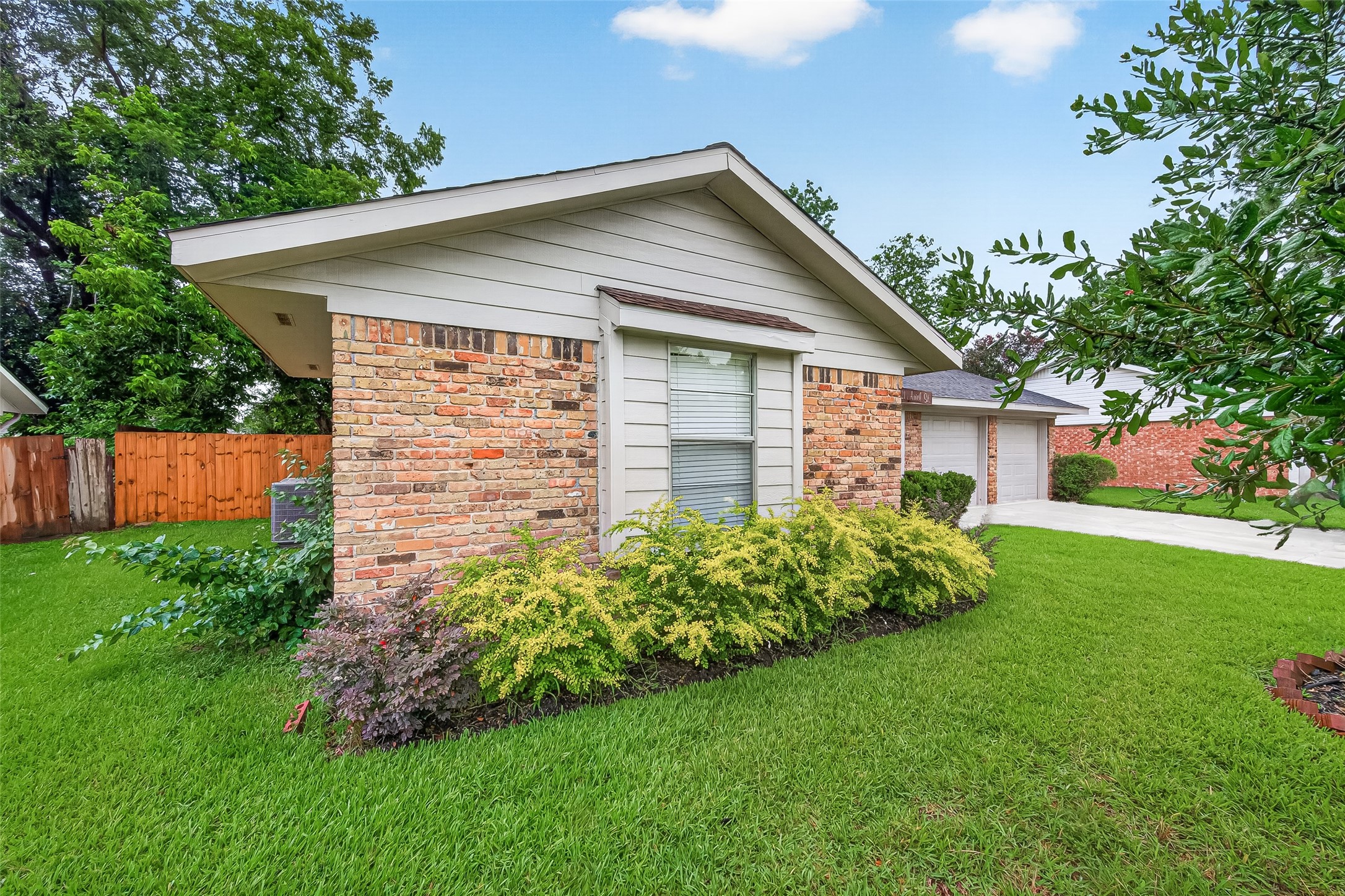 5921 Ariel Street Houston, TX 77074 - Photo 2 of 34