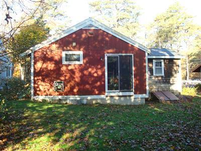 19 Park Road Mashpee, MA 02649 - Photo 7 of 10 a backyard of a house with lots of green space