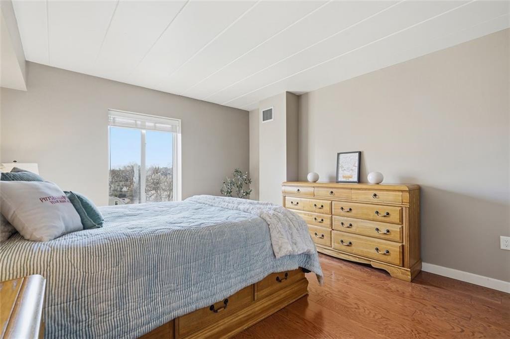 5 Bayard Road, Unit 520 Pittsburgh, PA 15213 - Photo 14 of 25 a bedroom with a bed and a dresser