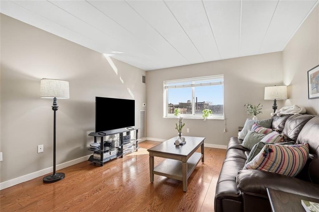 5 Bayard Road, Unit 520 Pittsburgh, PA 15213 - Photo 6 of 25 a living room with furniture and a flat screen tv