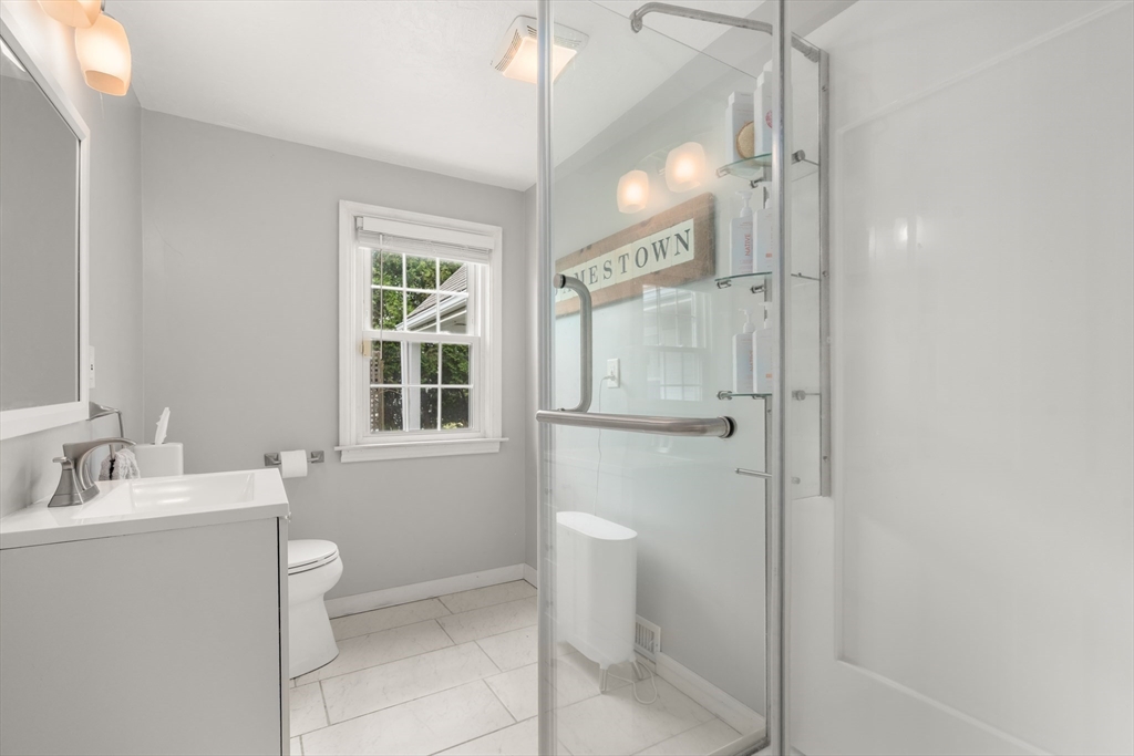 39 Pleasant Street Holyoke, MA 01040 - Photo 16 of 29