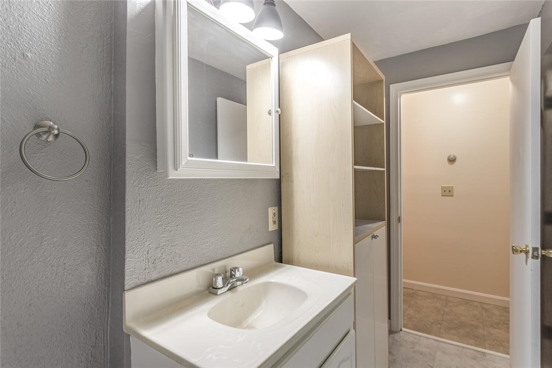569 Smithfield Road, Unit 7 North Providence, RI 02904 - Photo 12 of 15 Bath