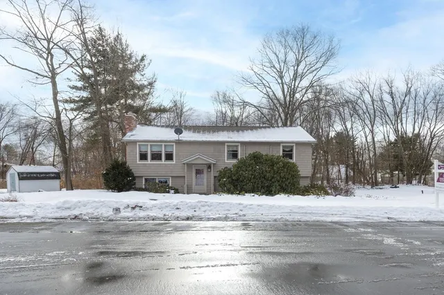 $525,000 | 380 Woodcrest Court, Manchester, NH 03109