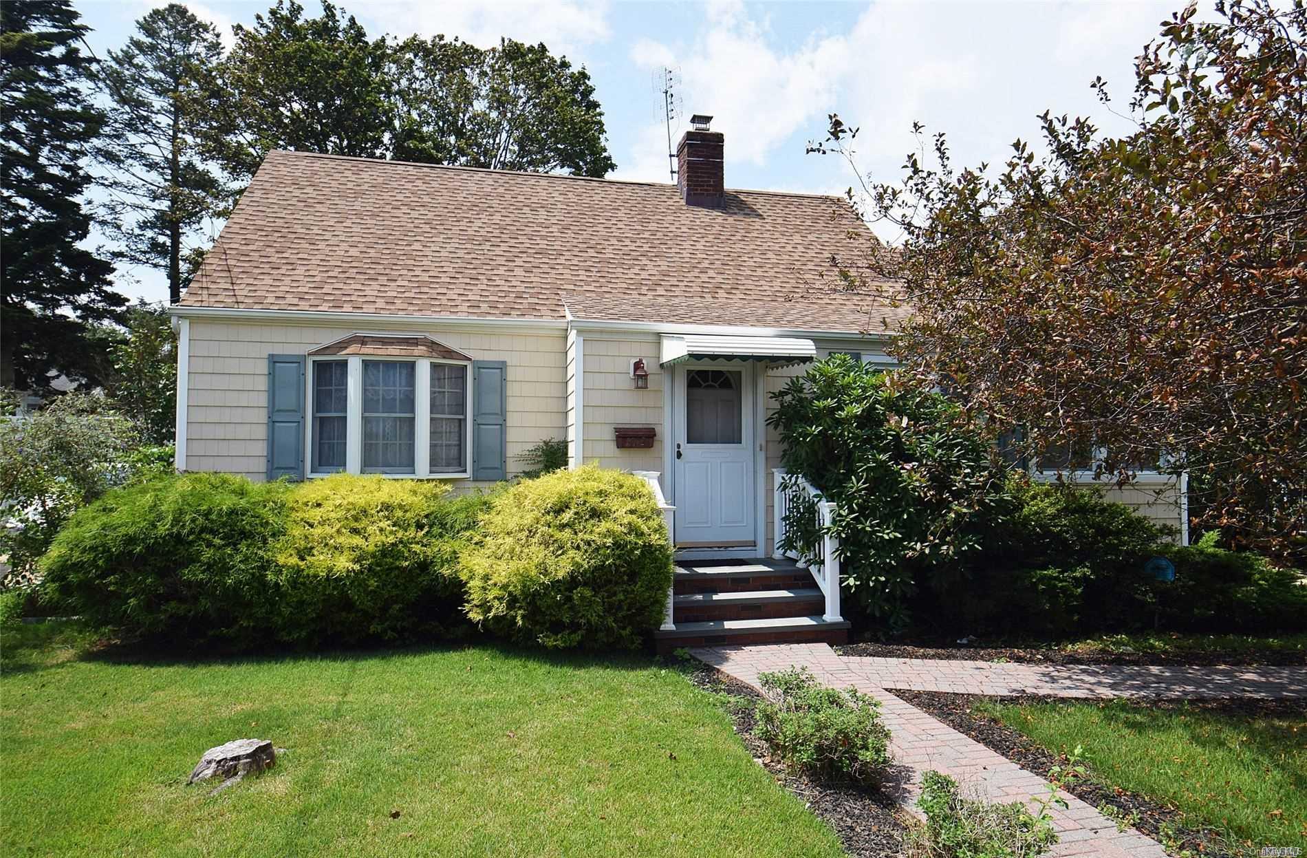 712 County Line Road Amityville, NY 11701 - Photo 1 of 1 Front View House