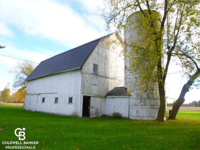 5788 Kilgore Road Avoca, MI 48006 - Photo 2 of 46 dairy barn & silo