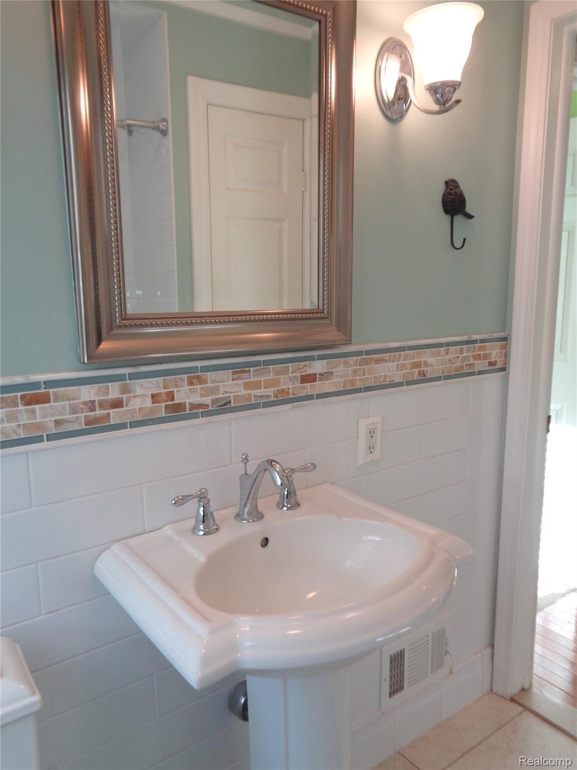 335 Red Oak Lane Rochester, MI 48307 - Photo 14 of 19 Updated Bath
