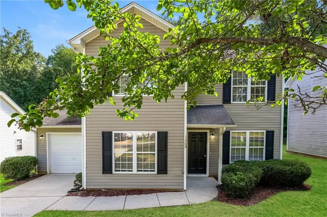 $1,740 | 1209 Maury Lane, Greensboro, NC 27401
