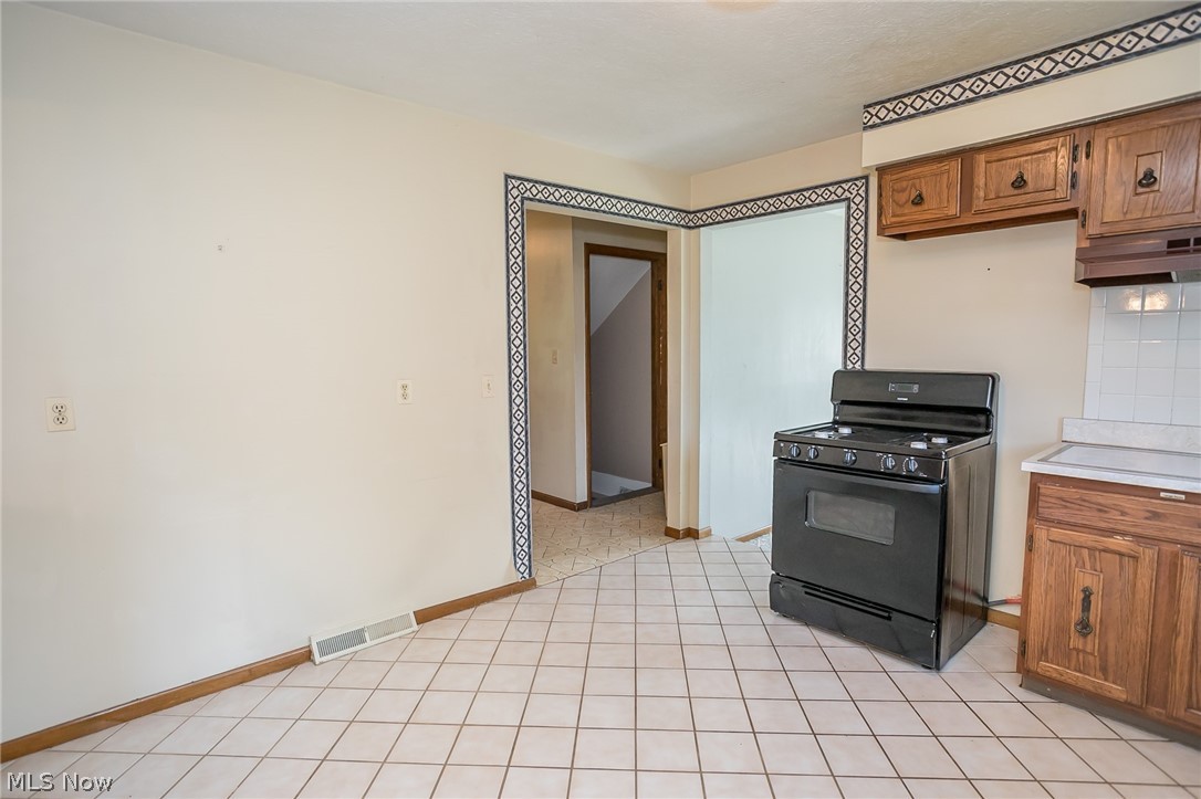 27616 Highland Road Cleveland, OH 44143 - Photo 5 of 25