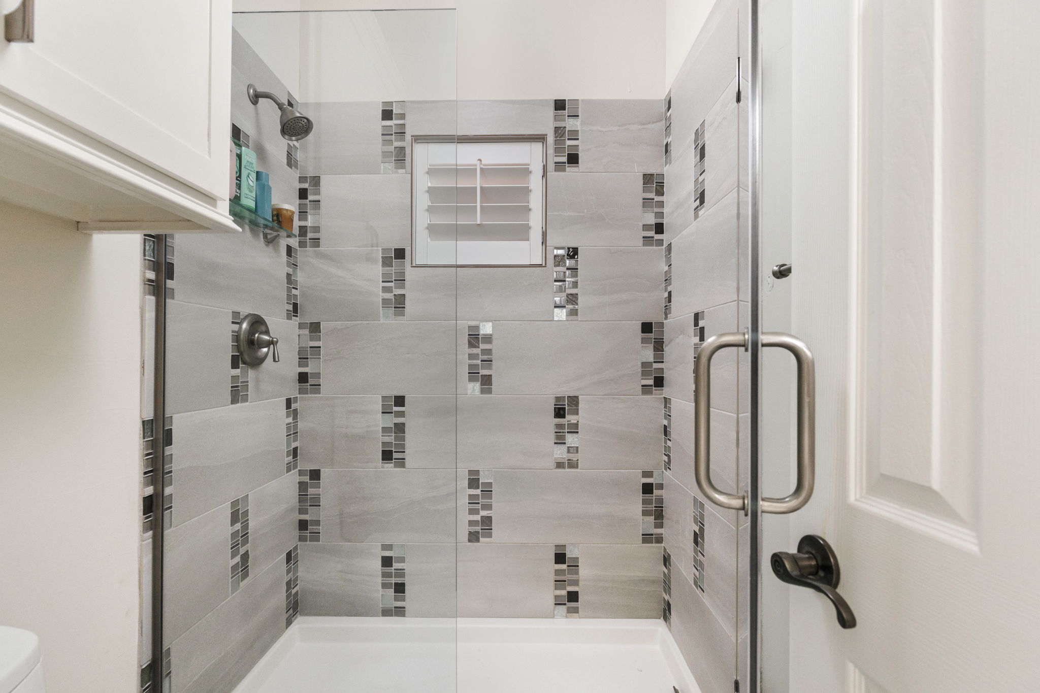 805 Brooks Hollow Road Lakeway, TX 78734 - Photo 23 of 38 a bathroom with a bathtub and shower