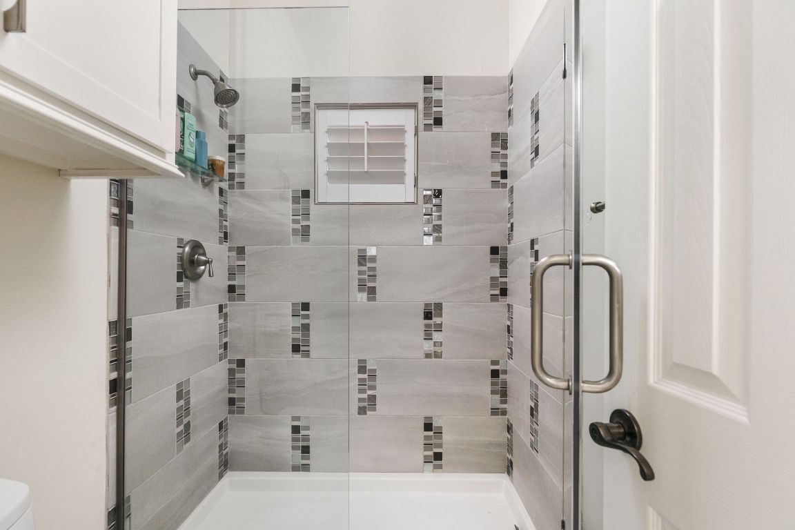805 Brooks Hollow Road Lakeway, TX 78734 - Photo 23 of 38 a bathroom with a bathtub and shower