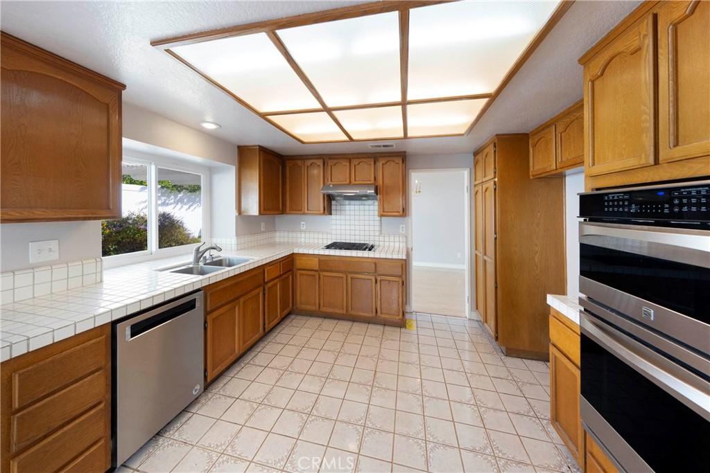 2 Bernini Irvine, CA 92614 - Photo 8 of 30 Featuring Brand name appliances, including double oven and dishwasher.