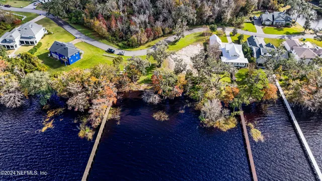a view of yard with green space