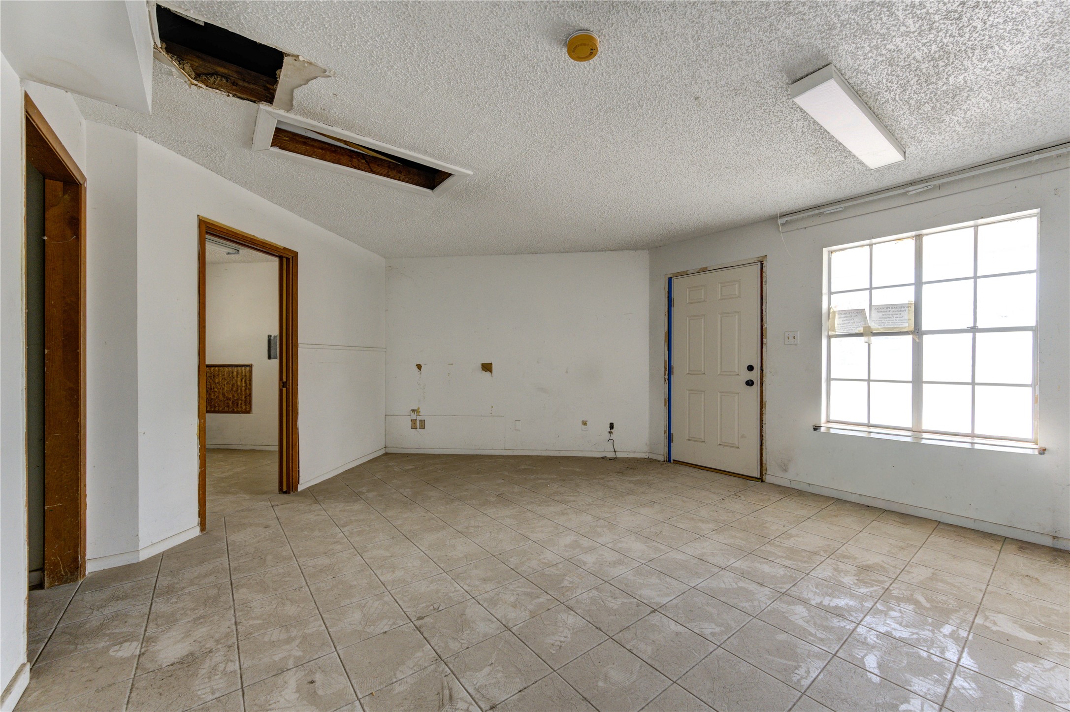 4602 Avenue H Rosenberg, TX 77471 - Photo 7 of 42 an empty room with windows