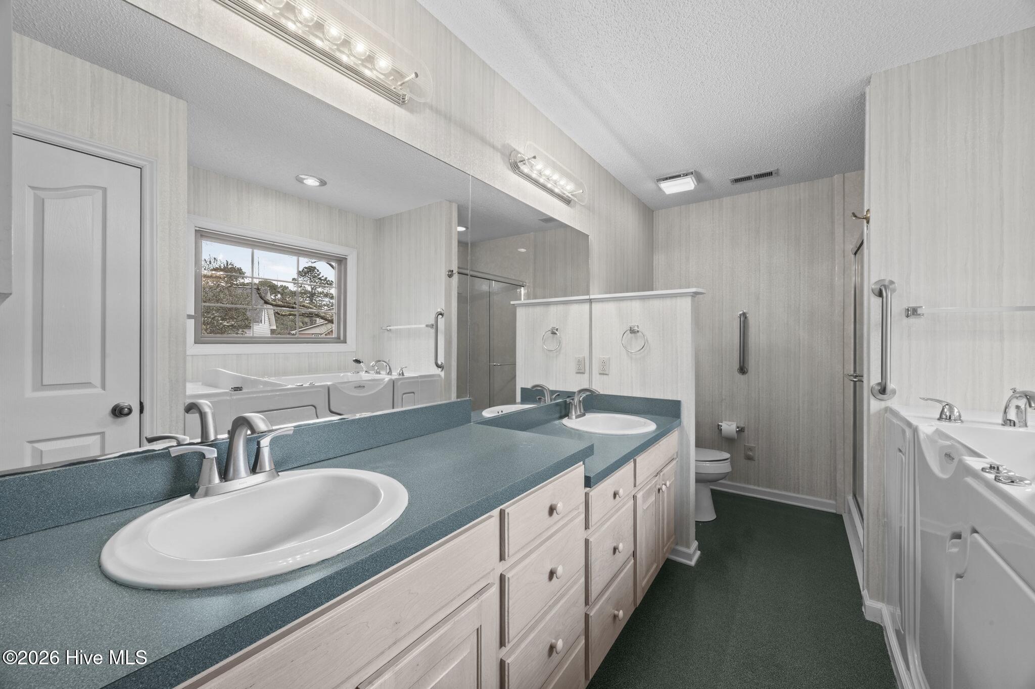 1503 Columbus Court New Bern, NC 28560 - Photo 19 of 65 Master Bath