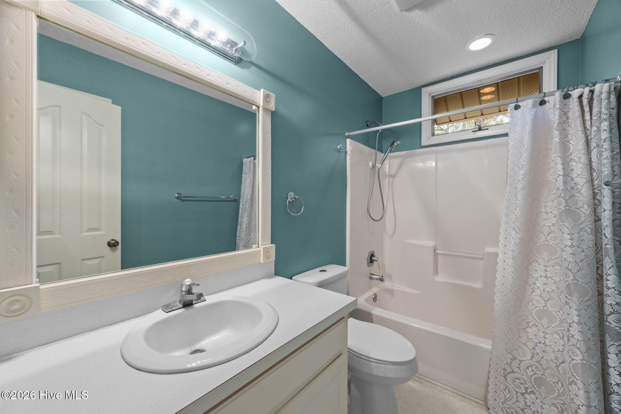 1503 Columbus Court New Bern, NC 28560 - Photo 25 of 65 Guest Bath