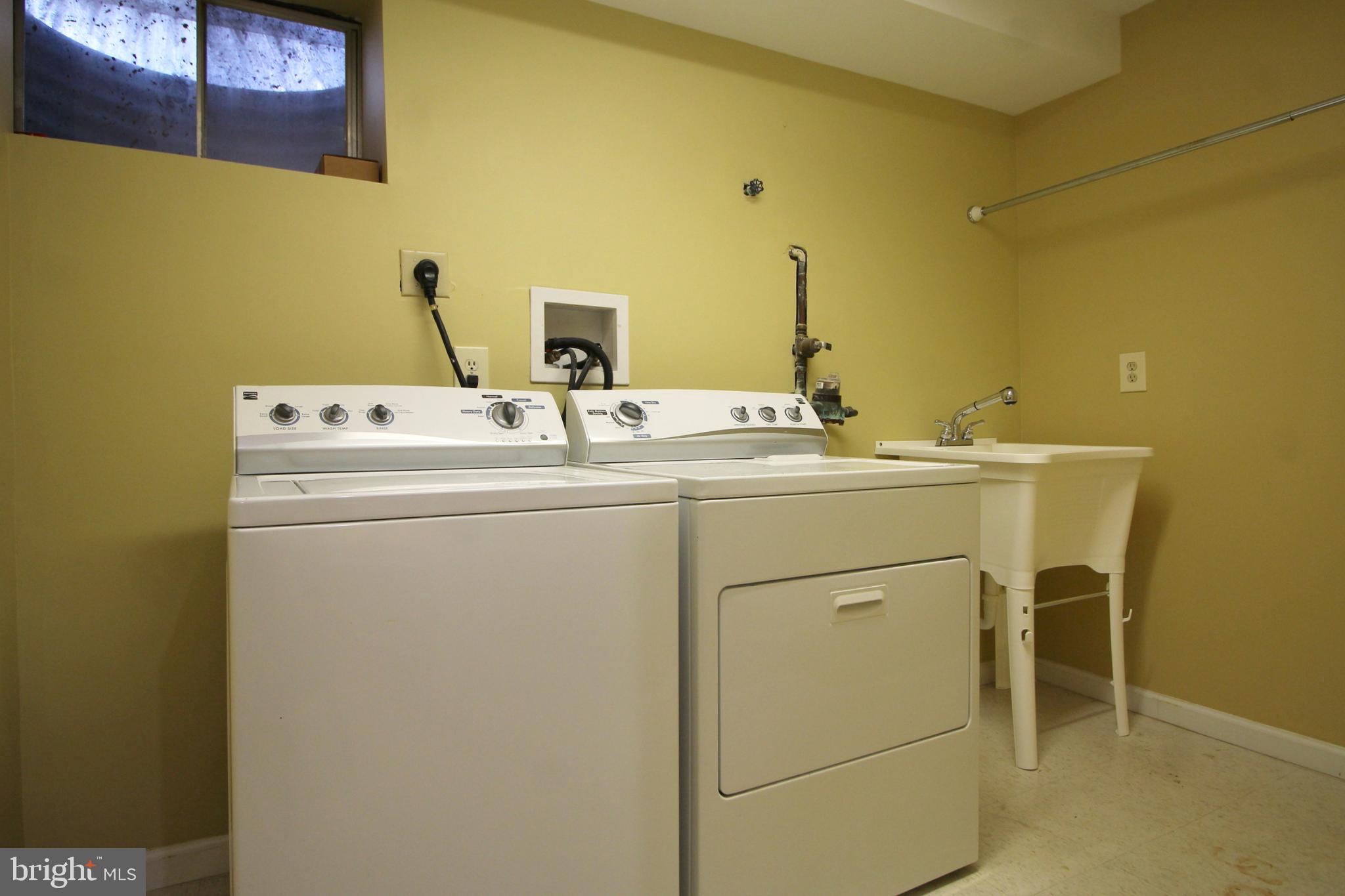 8072 Sleepy View Lane Springfield, VA 22153 - Photo 27 of 30 a utility room with dryer and washer