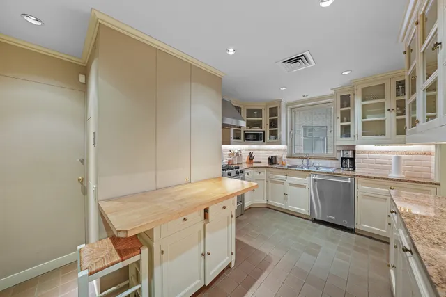 a view of entryway with furniture