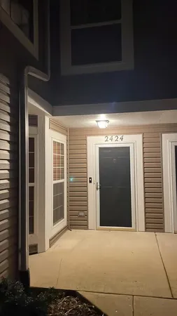 $2,100 | 2424 Wilton Lane, Unit 2424, Aurora, IL 60502