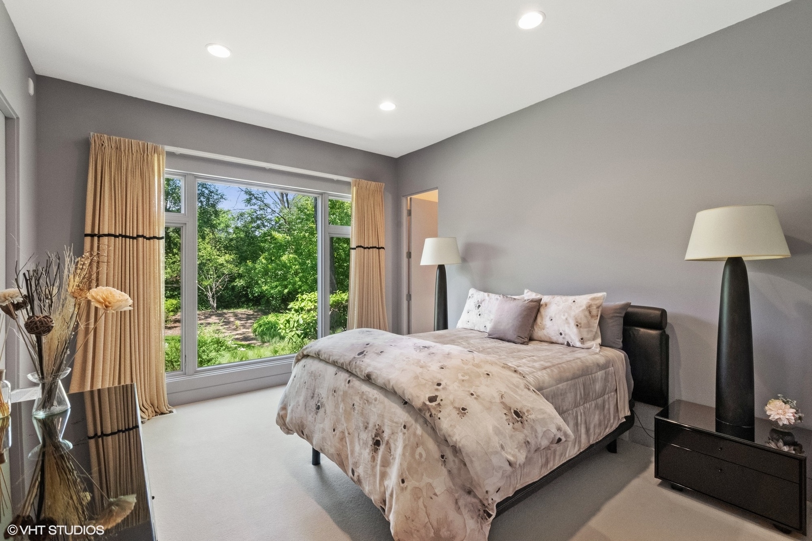 1632 Saunders Road Riverwoods, IL 60015 - Photo 24 of 38 a bedroom with a bed and a window