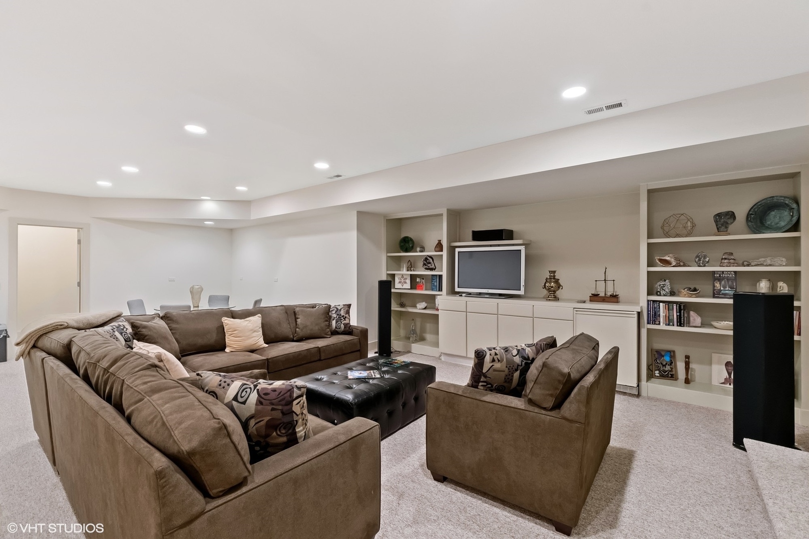 1632 Saunders Road Riverwoods, IL 60015 - Photo 30 of 38 a living room with furniture and a kitchen view