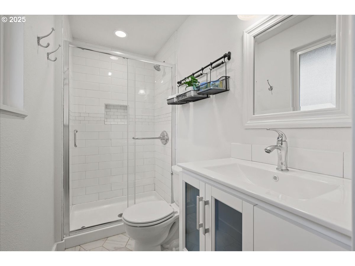 885 Southwest Spring Lane Portland, OR 97225 - Photo 20 of 48 Gallery Image 20