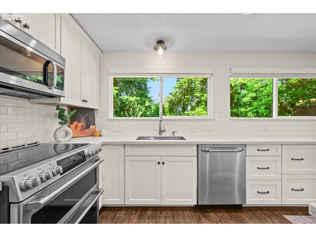 885 Southwest Spring Lane Portland, OR 97225 - Photo 4 of 48 Gallery Image 4