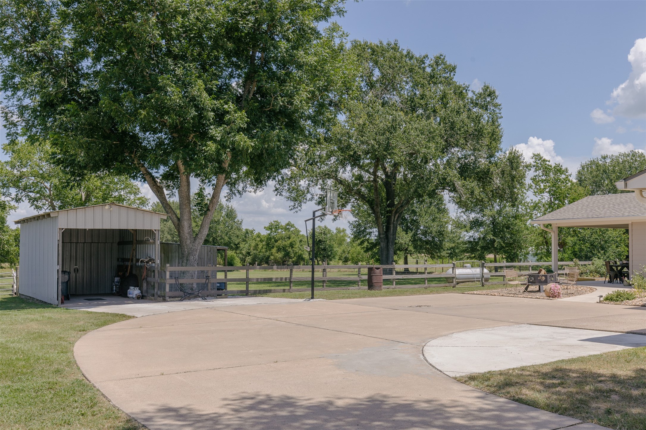 17318 Penick Road Waller, TX 77484 - Photo 26 of 32 Large Driveway