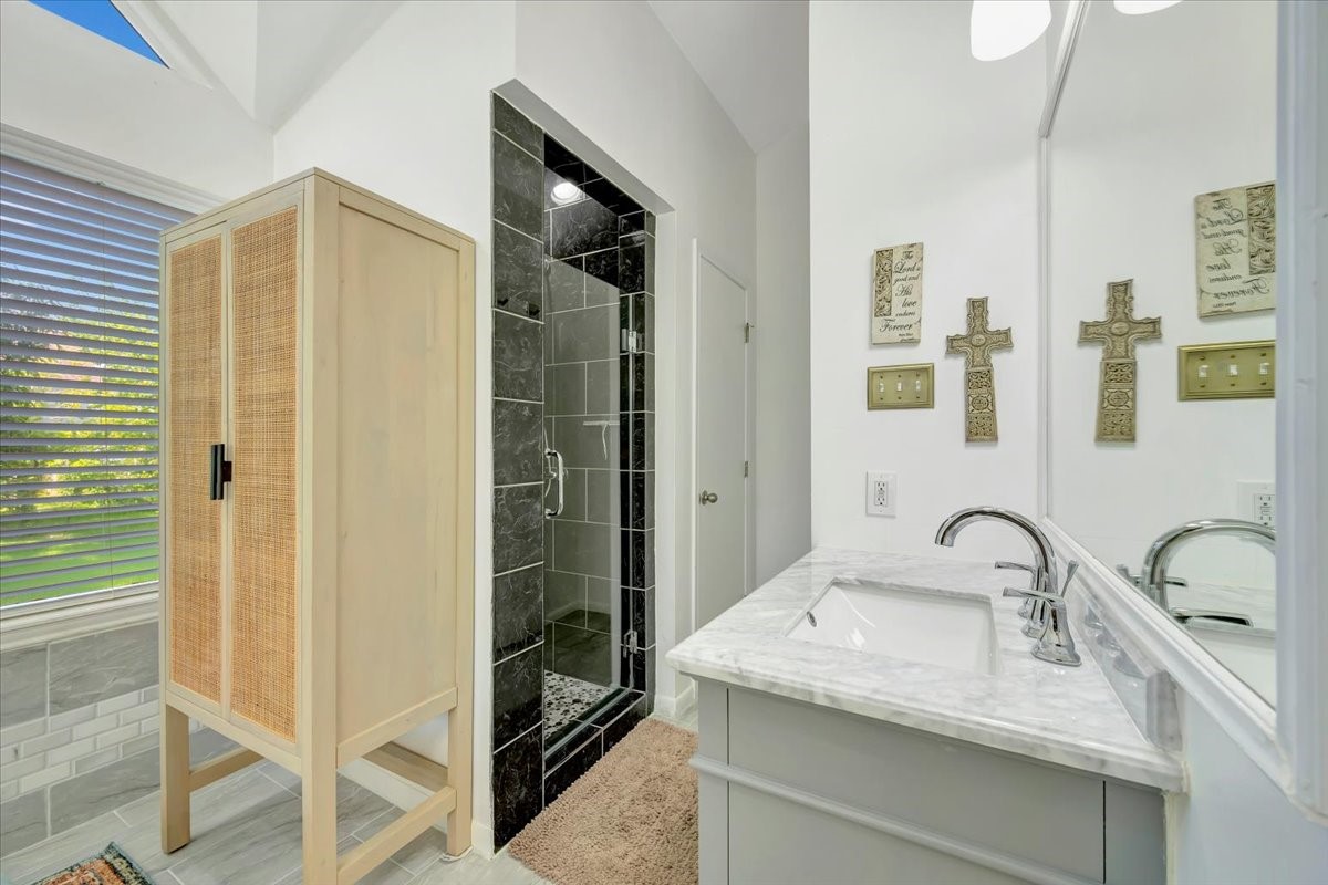 112 Oak Road Clear Lake Shores, TX 77565 - Photo 21 of 41 THE PRIMARY BATH ALSO FEATURES A SEPARATE WALK-IN SHOWER AND WALK-IN CLOSET.