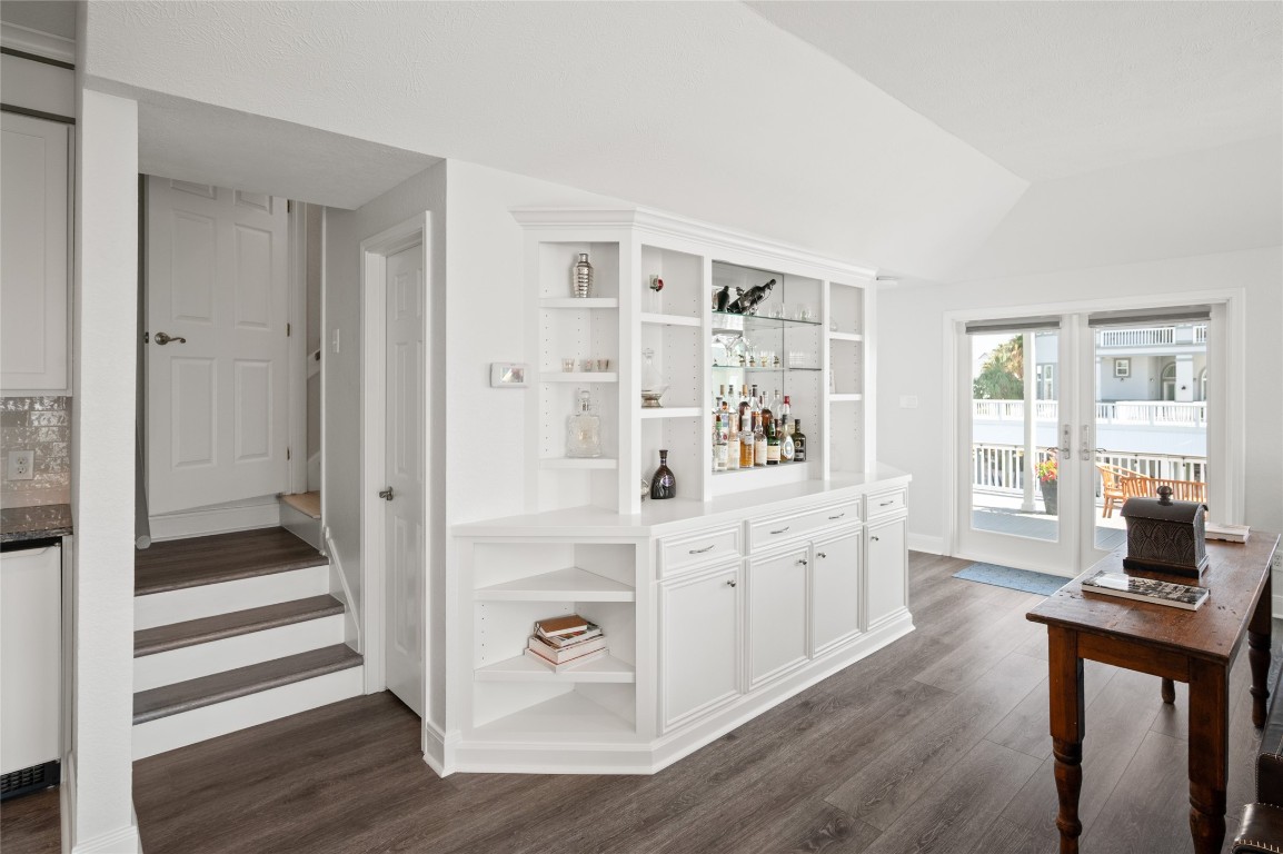 242 Isles End Road Tiki Island, TX 77554 - Photo 12 of 50 A closer look at the bar!