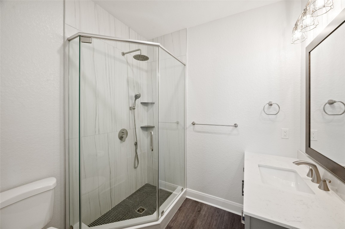 242 Isles End Road Tiki Island, TX 77554 - Photo 16 of 50 This handsomely appointed hall bath serves the main living floor and sits adjacent to the study/ den/ extra room.