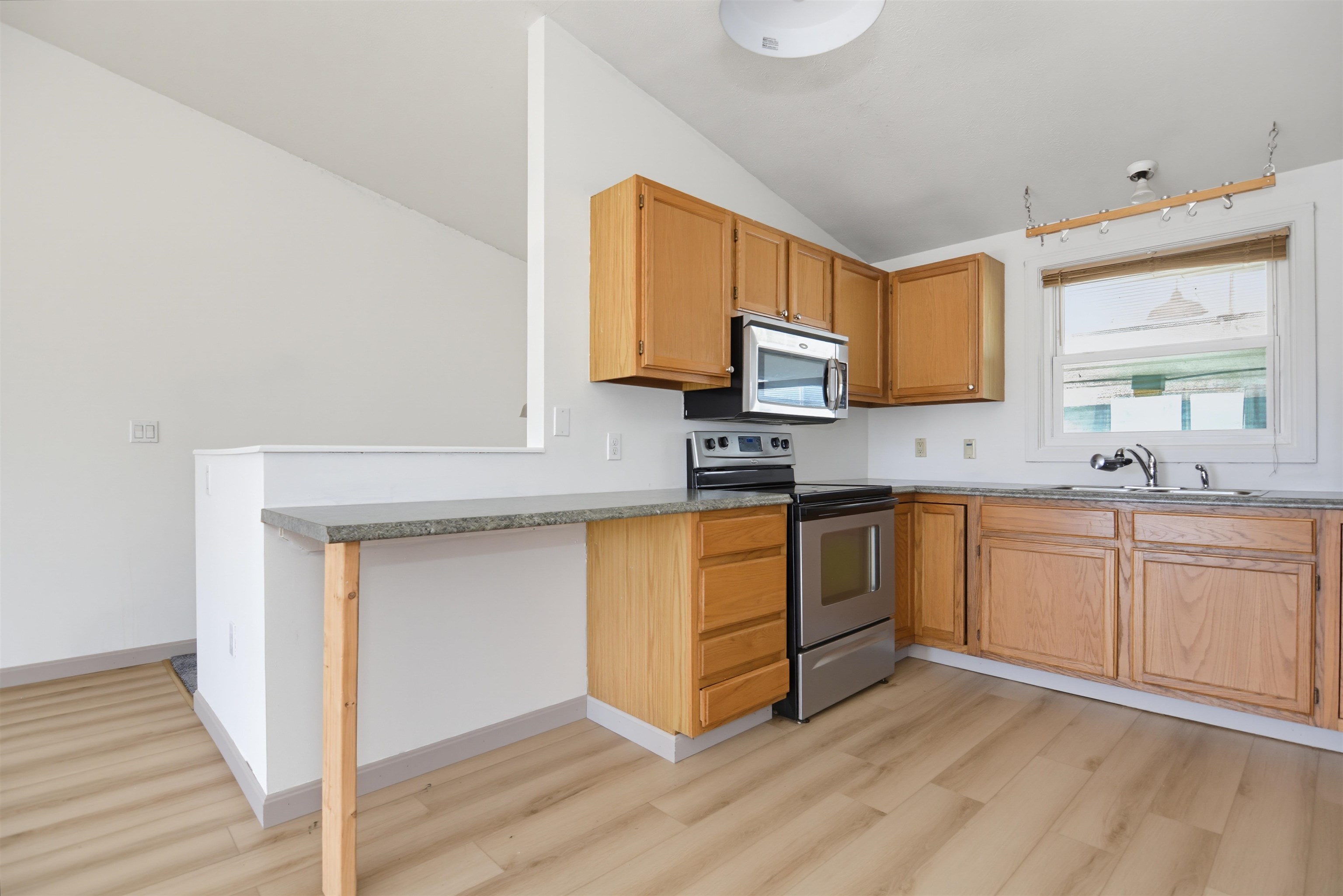 186 Dunbarton Road, Unit 14 Manchester, NH 03102 - Photo 10 of 28 Gallery Image 10