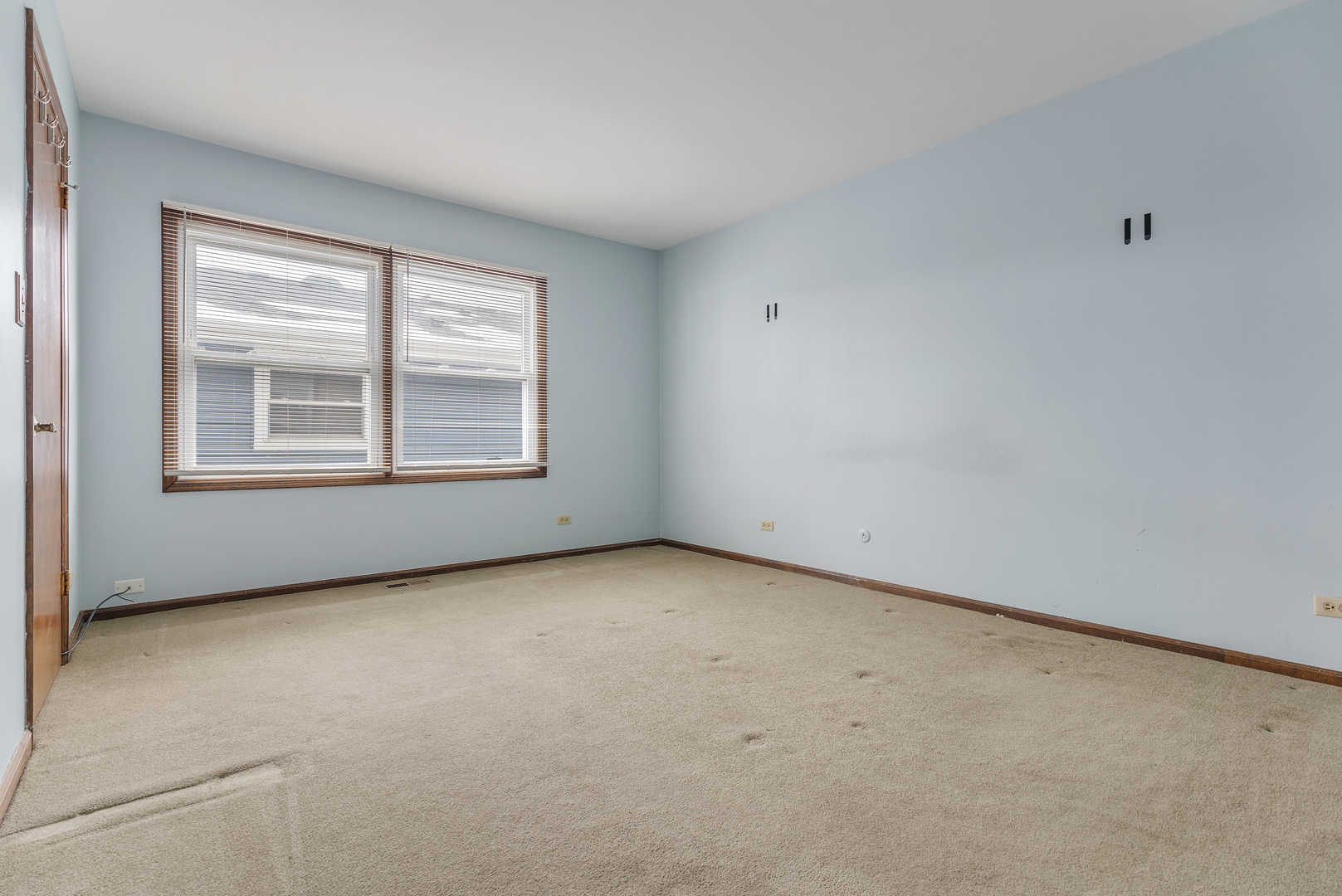 720 Ash Street Algonquin, IL 60102 - Photo 15 of 25 an empty room with a window