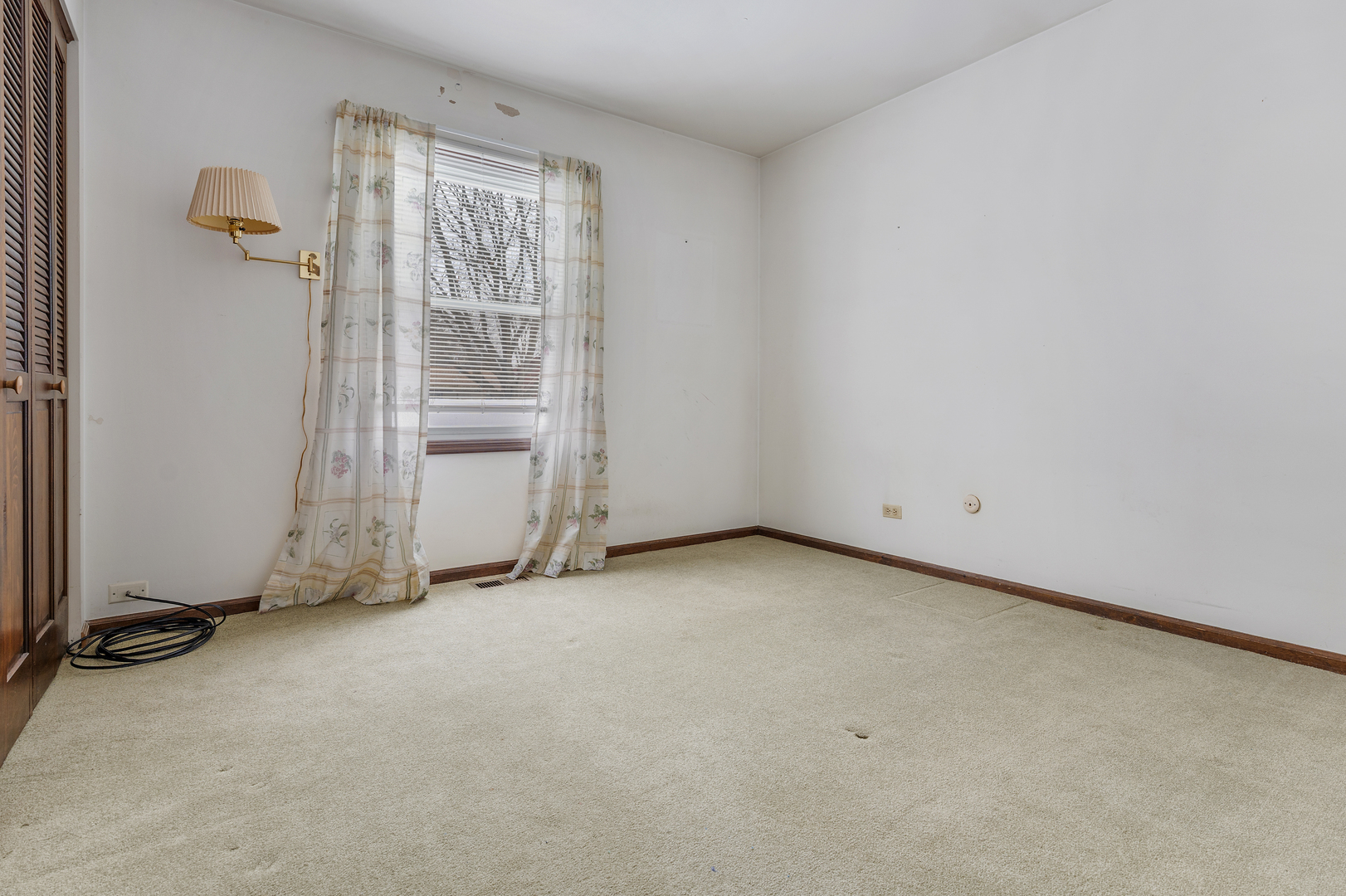 720 Ash Street Algonquin, IL 60102 - Photo 17 of 25 an empty room with a door