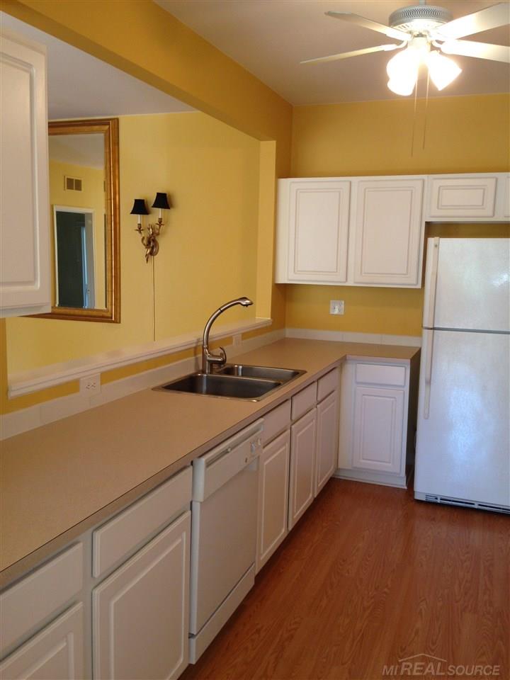 1888 Flagstone Circle Rochester, MI 48307 - Photo 2 of 15 31263004-1.JPG