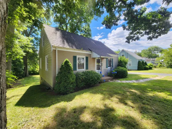 a view of a house with a yard
