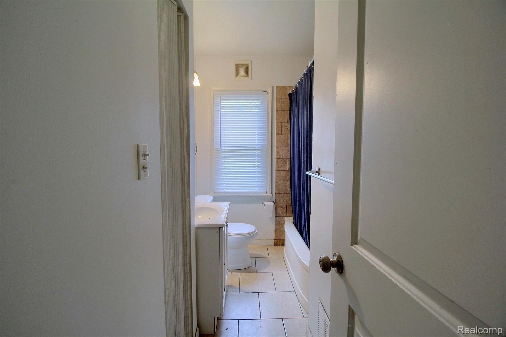 6587 Pelham Road Allen Park, MI 48101 - Photo 17 of 23 17-Bathroom.jpg