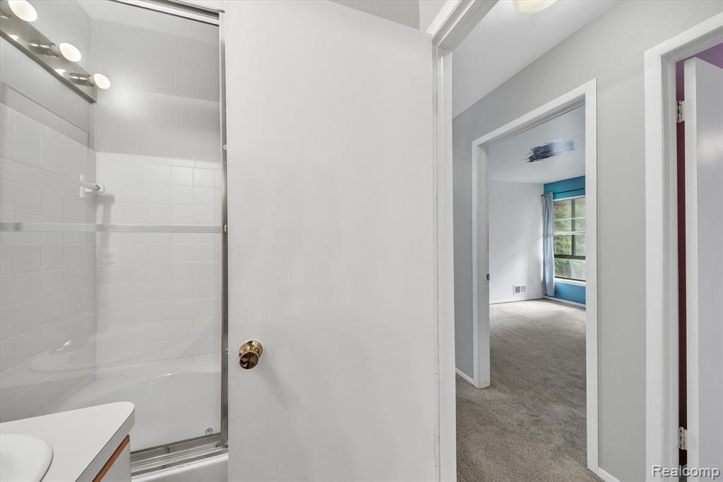 639 Oakbrook West Rochester Hills, MI 48307 - Photo 34 of 51