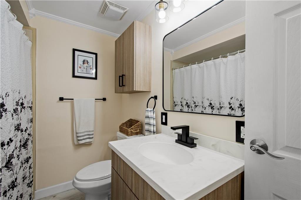 25 Rolling Road Cranberry Township, PA 16066 - Photo 21 of 35 Full hall bath