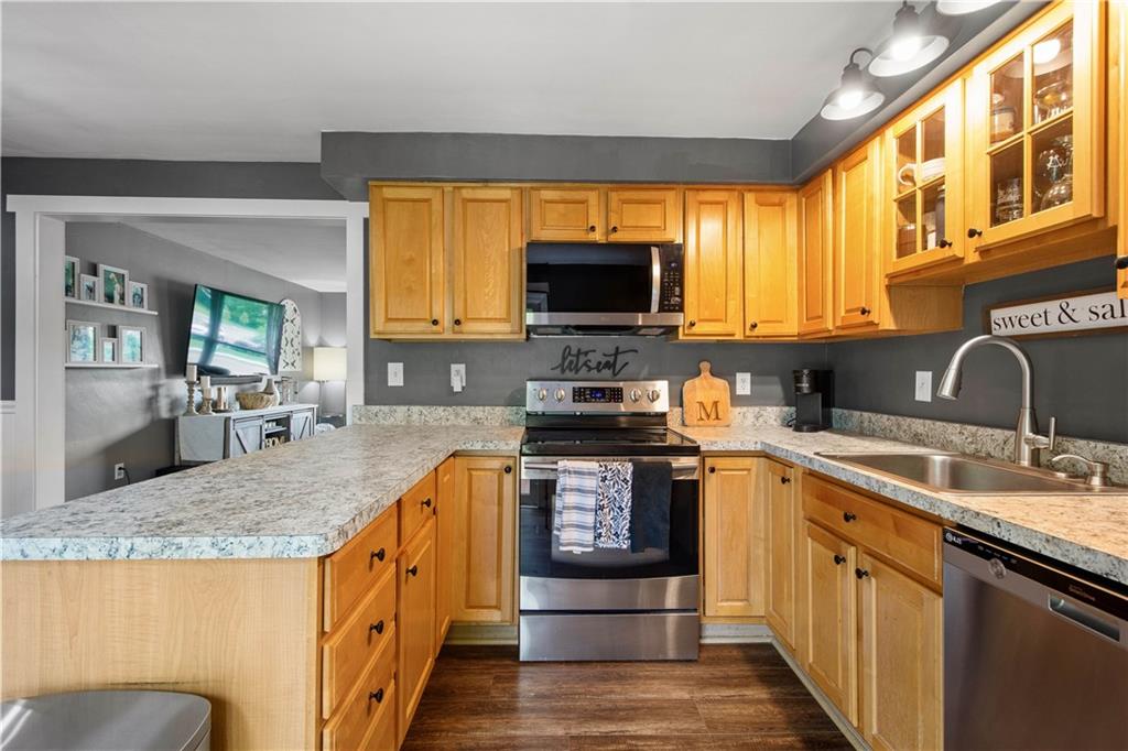25 Rolling Road Cranberry Township, PA 16066 - Photo 7 of 35 Kitchen
