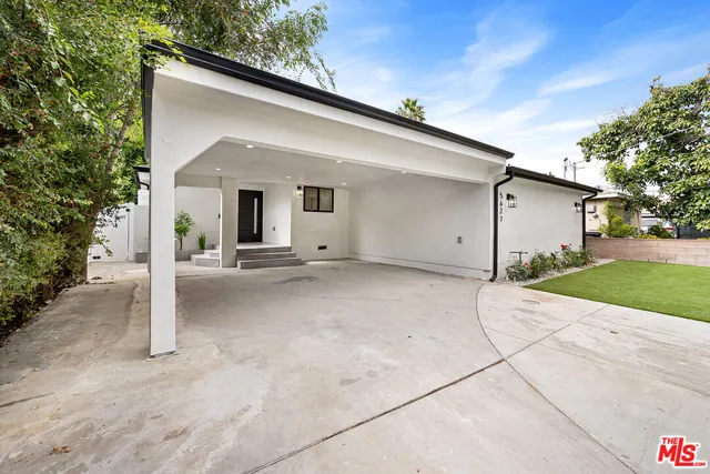 a view of a house with a backyard