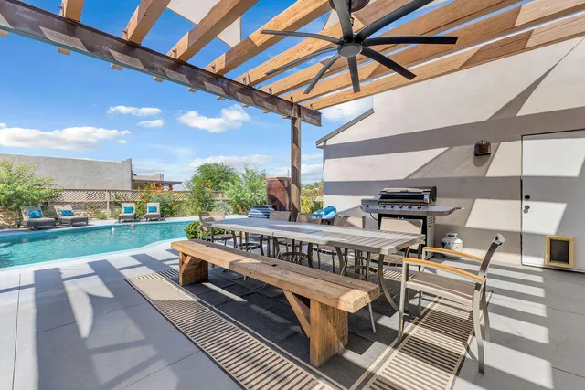 a view of a backyard