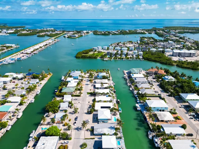 $899,000 | 431 5th Street, Key Colony Beach, FL 33051