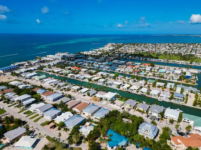 $899,000 | 431 5th Street, Key Colony Beach, FL 33051