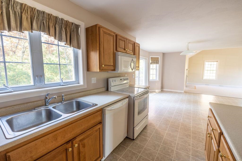 193 South Ridge Drive Manchester, NH 03109 - Photo 22 of 40