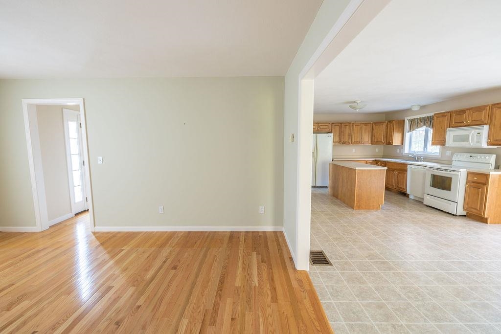 193 South Ridge Drive Manchester, NH 03109 - Photo 10 of 40