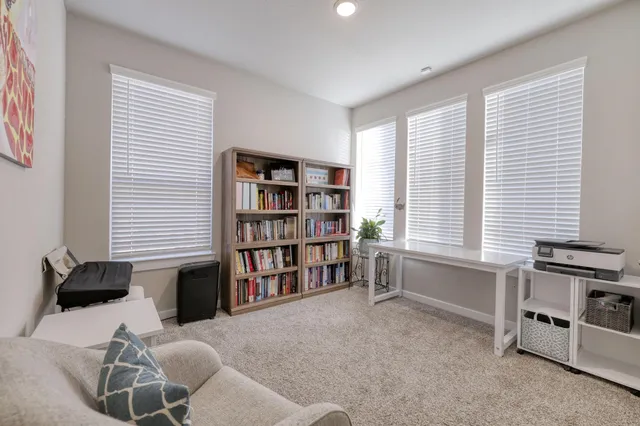 a livingroom with a workspace and a window